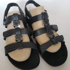 Vionic Amber sandals Black Sz 10 Comfort Strappy Adjustable Shoes Flip Flops